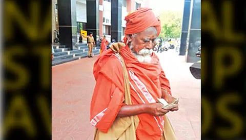 பிச்சை எடுத்து நிதி வழங்கிய முதியவர்.