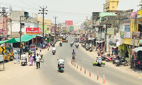 கடலூரில் கடும் வெயிலின் தாக்கத்தினால் எப்பொழுதும் பரபரப்பாக காணப்படும் நேதாஜி சாலை வாகனங்கள் அதிக அளவில் இன்றி வெறிச்சோடி காணப்படுவதை படத்தில் காணலாம்