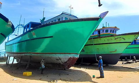 விசைப்படகுகள் பராமரிக்கும் பணி தீவிரம்