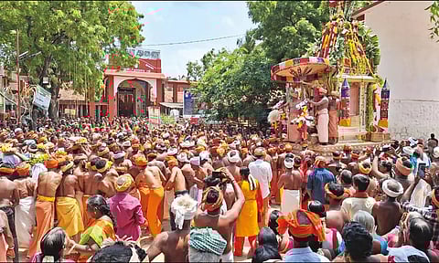 தலைமைப்பதியில் தேரோட்டம் நடந்தபோது எடுத்தபடம்.