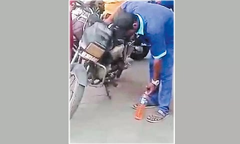 2,000 ரூபாய் நோட்டை வாங்க மறுத்து மோட்டார் சைக்கிளில் நிரப்பிய பெட்ரோலை உறிஞ்சி எடுத்த ஊழியர்