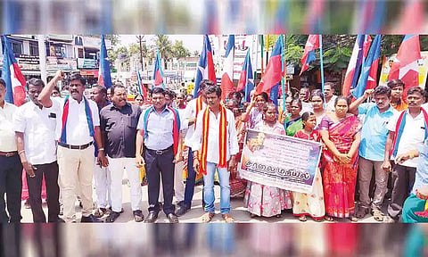 போராட்டத்தில் ஈடுபட்டவர்களை படத்தில் காணலாம்.