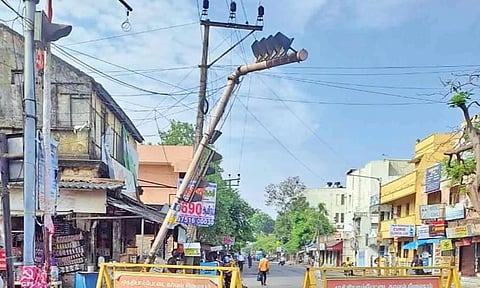 சாலையில் தொங்கும் போக்குவரத்து சிக்னல் தூண்