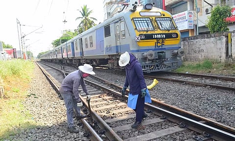 கோவையில் ரெயில் தண்டவாள பராமரிப்பு பணியில் ஈடுபட்ட ஊழியர்கள். 