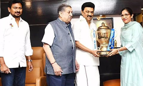 ஐபிஎல் கோப்பையுடன் முதலமைச்சரை சந்தித்த சிஎஸ்கே உரிமையாளர்