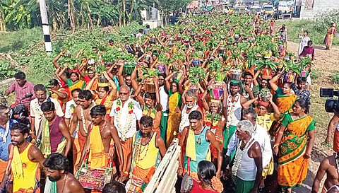 சேலம் மாவட்டம் எடப்பாடி அருகே உள்ள ஆலச்சம்பாளையம் காட்டூர் பாலதண்டாயுதபாணி சாமி கோவில் விழாவை முன்னிட்டு ஆயிரக்கணக்கான பக்தர்கள் கல்வடங்கம் காவிரியில் இருந்து புனித தீர்த்தம் எடுத்து வந்தனர்.