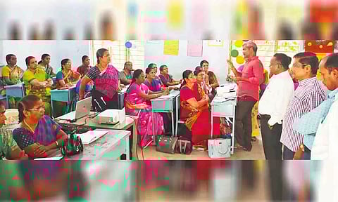 எண்ணும் எழுத்தும் திட்டத்தின் குறிக்கோள்கள் மற்றும் செயல்பாடுகள் பற்றி ஆசிரியர்களிடம் எடுத்து உரைத்த காட்சி.