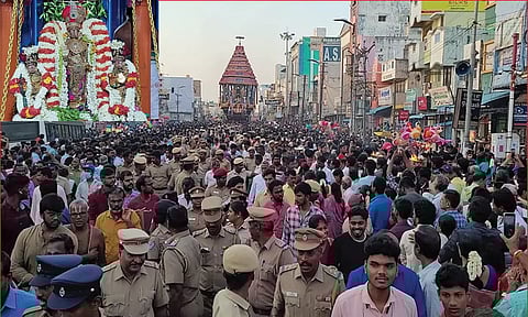 காஞ்சிபுரம் வரதராஜபெருமாள் கோவில் தேரோட்டம்: திரளான பக்தர்கள் பங்கேற்பு