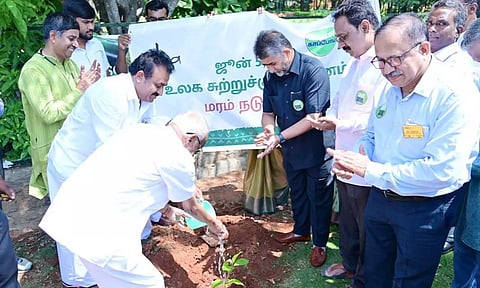 ஓசூர் அதியமான் பொறியியல் கல்லூரியில் மரக்கன்று நடும் விழா