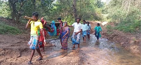 வனத்துறை அனுமதிக்கு பிறகும் சாலை வசதி இல்லாத மலை கிராமம்