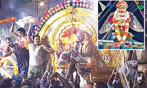 கரந்தை கருணாசாமி கோவிலில் பொம்மை பூப்போடும் நிகழ்ச்சி நடந்தது. 
