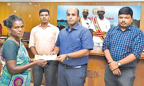 மின்சாரம் தாக்கி பலியானவரின் குடும்பத்திற்கு நிவாரண நிதியுதவியை கலெக்டர் தீபக் ஜேக்கப் வழங்கினார்.