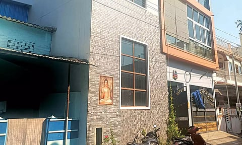 தருமபுரி கருவூல காலனியில் உள்ள வட்டார வளர்ச்சி அலுவலர் கிருஷ்ணன் வீட்டை படத்தில் காணலாம்.