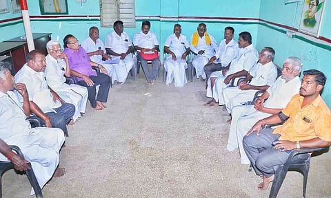 அனைத்து கட்சி தொழிற்சங்க கூட்டம் நடைபெற்ற காட்சி.