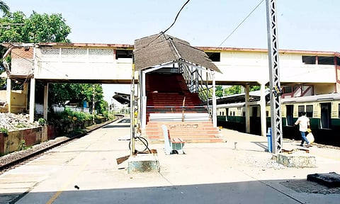 நூற்றாண்டை கடந்த கிண்டி ரெயில்வே நடை மேம்பாலம் இடிப்பு