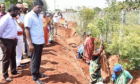 கலெக்டர் கிறிஸ்துராஜ் செயல்படுத்தப்பட்டு வரும் திட்டப்பணிகளை பார்வையிட்டு ஆய்வு மேற்கொள்ளப்பட்ட காட்சி.