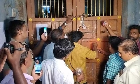 திரவுபதி அம்மன் கோவிலை பூட்டி சீல் வைத்த காட்சி.