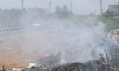 அரியலூர்-பெரம்பலூர் சாலையில் குப்பைகளை எரிப்பதால் வாகன ஓட்டிகள் அவதி
