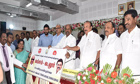 கடலூரில் அமைச்சர்கள் எ.வ. வேலு, எம்.ஆர்.கே. பன்னீர்செல்வம், சி.வெ. கணேசன் ஆகியோர் 24 மணி நேர மருத்துவ சேவையை தொடங்கி வைத்தனர். 