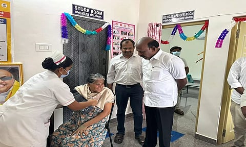 கள்ளக்குறிச்சி நகர் புற நல வாழ்வு மையத்தில் அமைச்சர் மா.சுப்பிரமணியன் நோயாளிகளிடம் சிகிச்சை குறித்து கேட்டறிந்த காட்சி. 