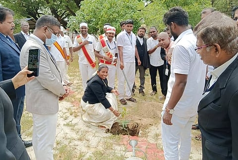 மரக்கன்றுகள் நடும் நிகழ்ச்சி