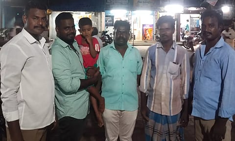 பண்ருட்டியில் சாலையில் சுற்றித் திரிந்த குழந்தை பெற்றோரிடம் ஒப்படைக்கப்பட்ட காட்சி.