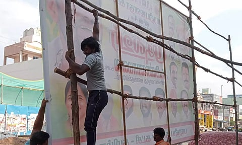 பொன்னேரி நகராட்சி பகுதியில் அனுமதியின்றி வைக்கப்பட்ட பேனர்கள் அகற்றம்- அதிகாரிகள் எச்சரிக்கை