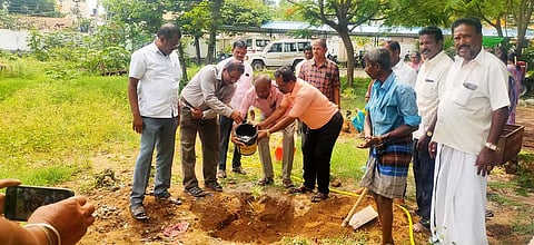 சூளகிரி வட்டார வளர்ச்சி அலுவகத்தில் மரக்கன்று நடும் போது எடுத்த படம்.