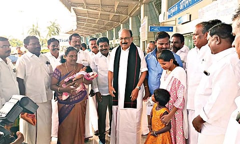 ம.தி.மு.க. பொதுச்செயலாளர் வைகோ மதுரை விமான நிலையத்திற்கு வந்த காட்சி.