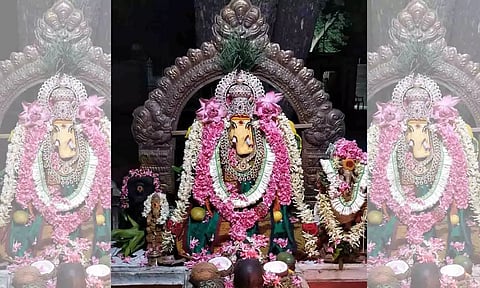  விநாயகர் சிறப்பு அலங்காரத்தில் பக்தர்களுக்கு காட்சியளித்தார்.