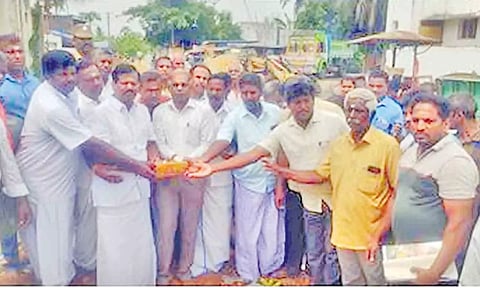 தார்சாலை அமைக்கும் பணியை லட்சுமி காந்தன் எம்.எல்.ஏ. தொடங்கி வைத்த காட்சி.