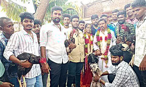 நண்பர்கள் ஆட்டு கிடா, நாட்டு நாய், கோழி உள்ளிட்டவைகளை வழங்கிய காட்சி. 