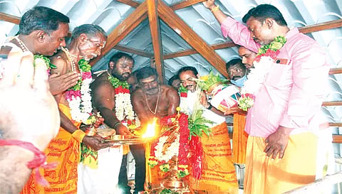 எடப்பாடி அடுத்த ஆலச்சம்பாளையம் காட்டூர் பகுதியில் உள்ள பாலதண்டாயுதபாணி சாமி கோவில் கும்பாபிஷேக நிகழ்ச்சி நடைபெற்ற காட்சி. 