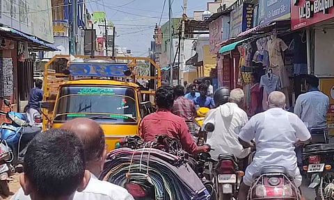 போக்குவரத்து நெருக்கடி ஏற்பட்டுள்ளதை படத்தில் காணலாம்.