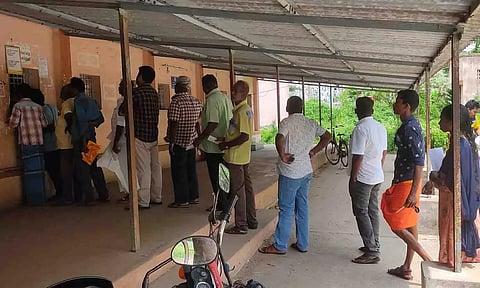 பொதுமக்கள் மணிக்கணக்கில் காத்திருந்து கட்டணம் செலுத்திய காட்சி.