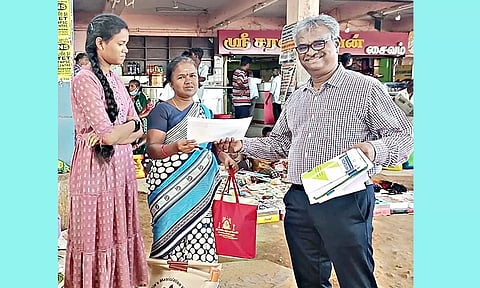 துண்டு பிரசுரம் வழங்கி மின்வாரிய அதிகாரிகள் விழிப்புணர்வு