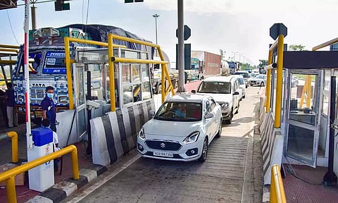 நாவலூர் சுங்கச்சாவடியை அகற்ற பொதுமக்கள் கோரிக்கை- முதலமைச்சருக்கு குடியிருப்போர் நல சங்கத்தினர் கடிதம்