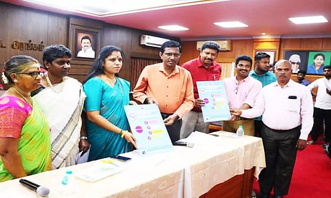 கூட்டத்தில் மேயர் சுஜாதா, கமிஷனர் ரத்தினசாமி ஆகியோர் விழிப்புணர்வு துண்டு பிரசுரம் வெளியிட்டனர்.