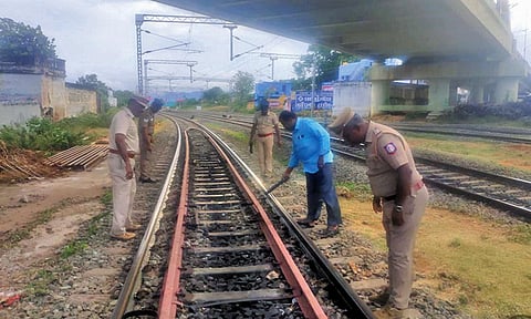 ரெயில்வே தண்டவாள பகுதியில் கண்காணிப்பு பணியில் ஈடுபட்டுள்ள ரெயில்வே போலீசார்.