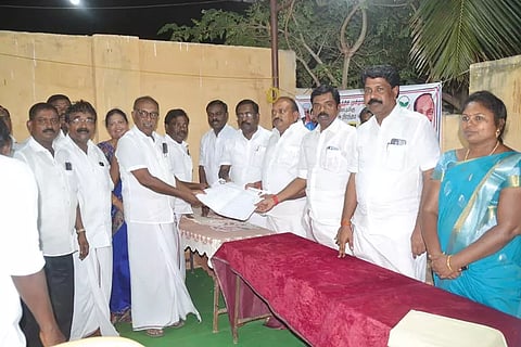 உவரியில் அ.தி.மு.க. உறுப்பினர் சேர்க்கை முகாம் நடைபெற்றபோது எடுத்தபடம்.