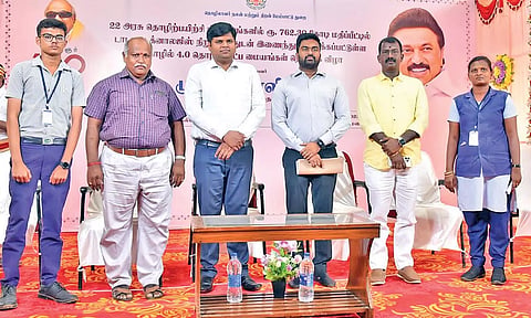 பேட்டை அரசு தொழிற்பயிற்சி நிலையத்தில் தொழில்நுட்ப மையத்தை முதல்- அமைச்சர் மு.க.ஸ்டாலின் காணொலி மூலமாக தொடங்கி வைத்தார். நிகழ்ச்சியில் கலெக்டர் கார்த்திகேயன், மாநகராட்சி கமிஷனர் சிவகிருஷ்ணமூர்த்தி, துணை மேயர் கே.ஆர்.ராஜூ உட்பட பலர் கலந்து கொண்டனர்.