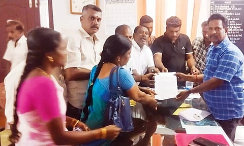 கோரிக்கை மனு அளிக்கப்பட்டது.