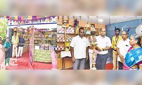 பனை மற்றும் காதி கிராப்ட் பொருட்கள் விற்பனை அங்காடியினை கலெக்டர் தீபக்ஜேக்கப் குத்துவிளக்கேற்றி திறந்து வைத்தார்.