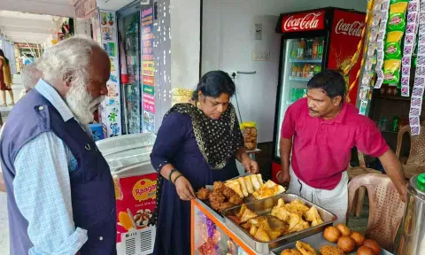  திருப்பூர் மாவட்ட உணவு பாதுகாப்பு நியமன அதிகாரி விஜயலலிதாம்பிகை தலைமையில் உணவு கடைகளில் ஆய்வு மேற்கொண்ட காட்சி.