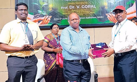 மணக்குள விநாயகர் என்ஜினீயரிங் கல்லூரியில் சுற்றுச்சூழல் தினம் கொண்டாடப்பட்ட காட்சி.