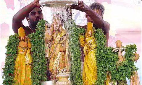 ஸ்ரீதேவி, பூதேவி சமேத பிரசன்ன வெங்கடேஸ்வரருக்கு ஸ்நாபன திருமஞ்சனம் நடந்தபோது எடுத்தபடம்.