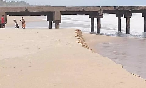 குளச்சலில் திடீர் கடல் சீற்றம்- கடலரிப்பு பகுதியில் உருவான மணல் திட்டு