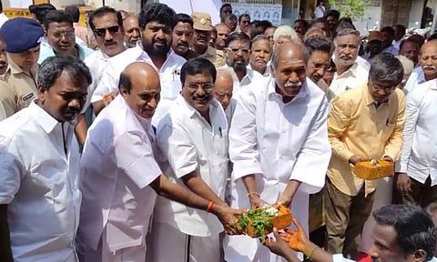 திருக்காமீஸ்வரர் கோவில் மாட வீதிகளில் தார் சாலை பணியை முதல்- அமைச்சர் ரங்கசாமி, அமைச்சர் லட்சுமி நாராயணன், எதிர்கட்சித்தலைவர் சிவா ஆகியோர் தொடங்கி வைத்த காட்சி.