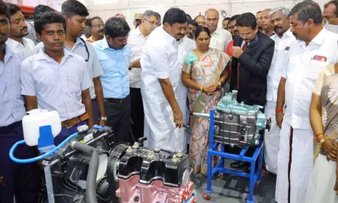 தமிழ் வளர்ச்சி மற்றும் செய்தித்துறை அமைச்சர் மு.பெ.சாமிநாதன் மற்றும் ஆதிதிராவிடர் நலத்துறை அமைச்சர் என்.கயல்விழி செல்வராஜ் ஆகியோர் தொழிற்பயிற்சி நிலையத்தை பார்வையிட்ட காட்சி.