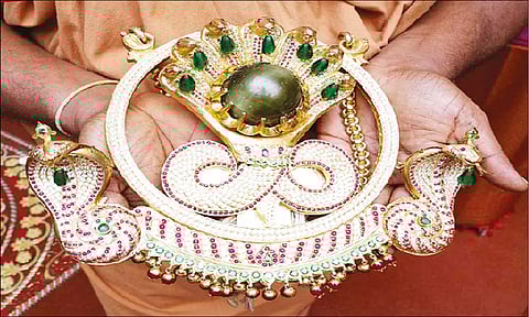 வைடூரிய பதக்கத்தை படத்தில் காணலாம்.